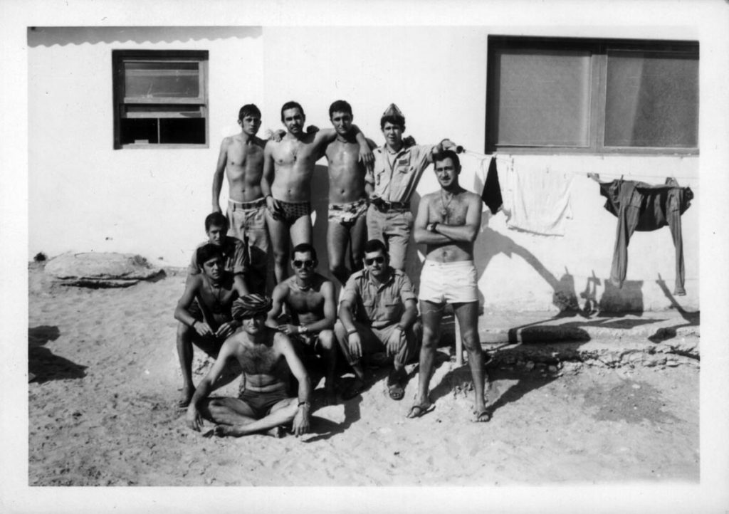 1973. Corrigendos y soldados en la playa.