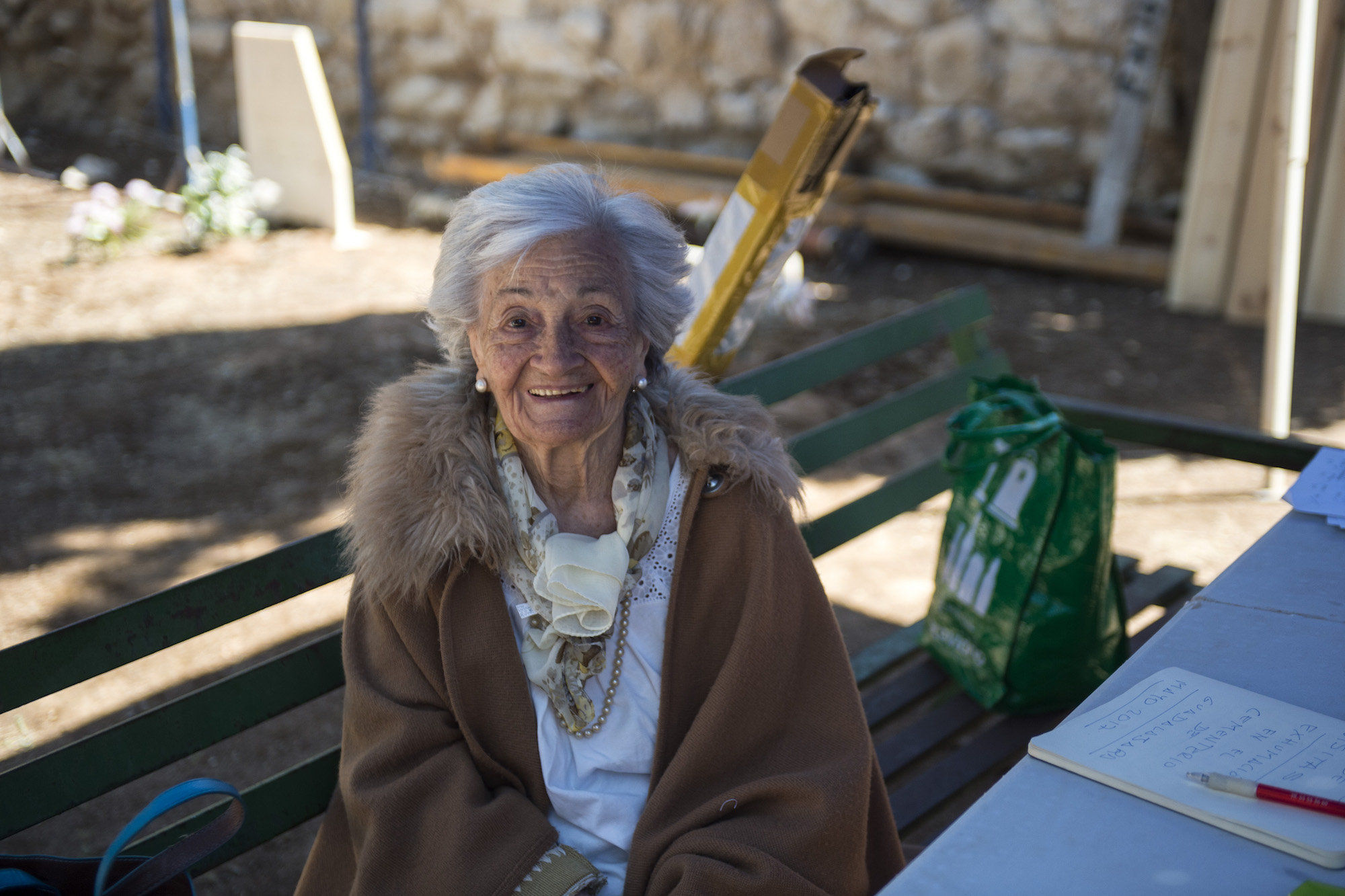 Ascensión Mendieta visita los trabajos de exhumación de los restos de su padre, Timoteo Mendieta, en una fosa del cementerio de Guadalajara. Foto: Álvaro Minguito.