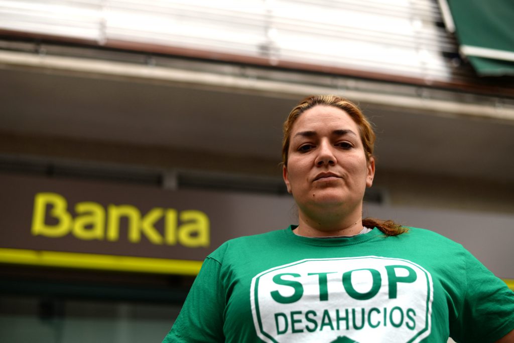 Gloria, desahuciada dos veces, en la puerta del último banco que la desalojó.