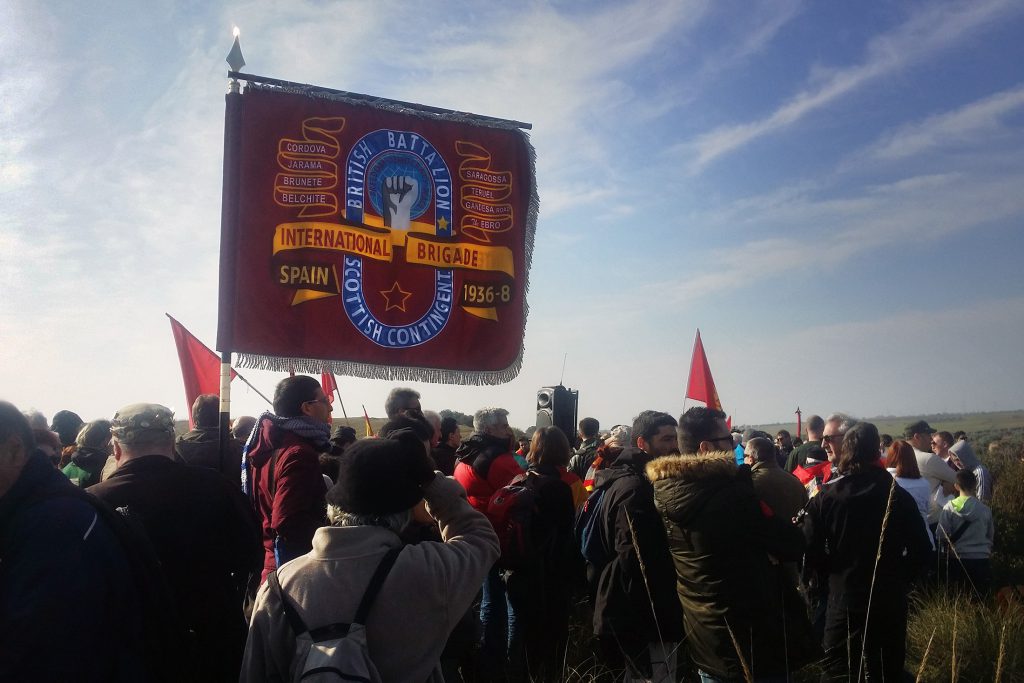 El estandarte del contingente escocés del Batallón Británico, en el incio de la marcha. Foto: Pablo Rivas