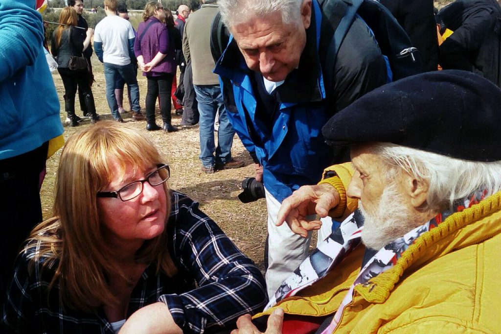 Victoria Bhum, charlando con Patricio Azcárate tras finalizar la marcha.