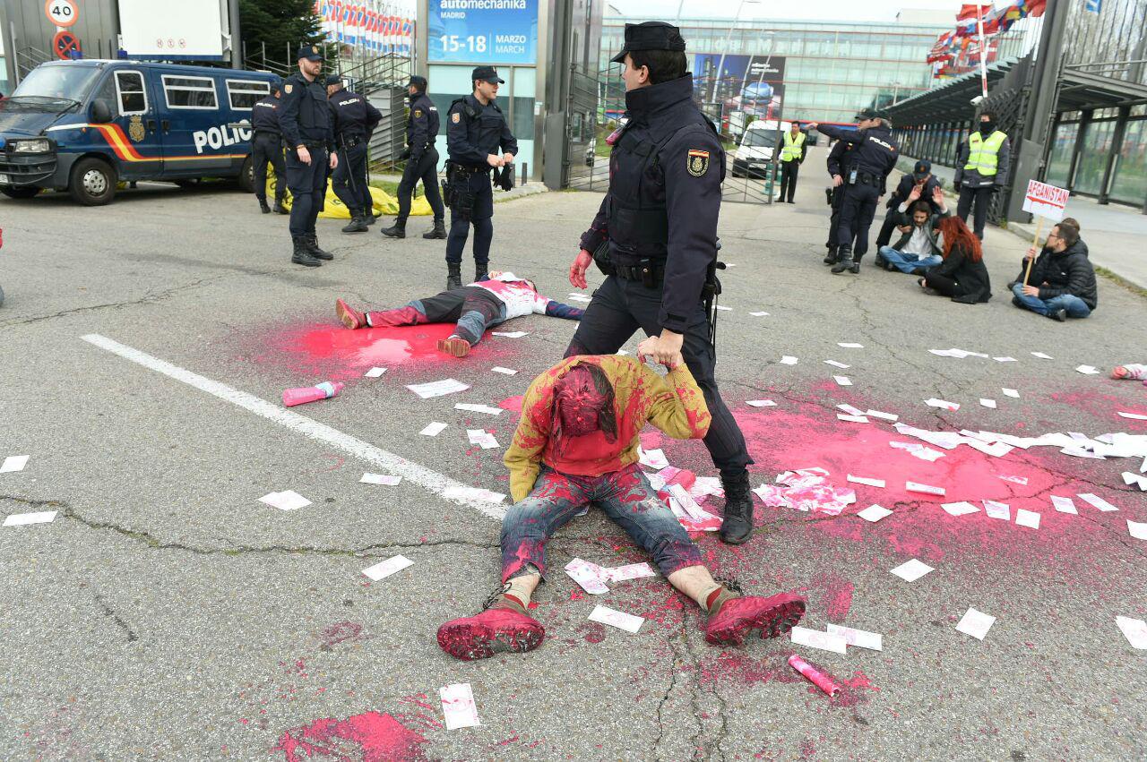 Acción antimilitarista en HOMSEC, la feria de armas en Madrid