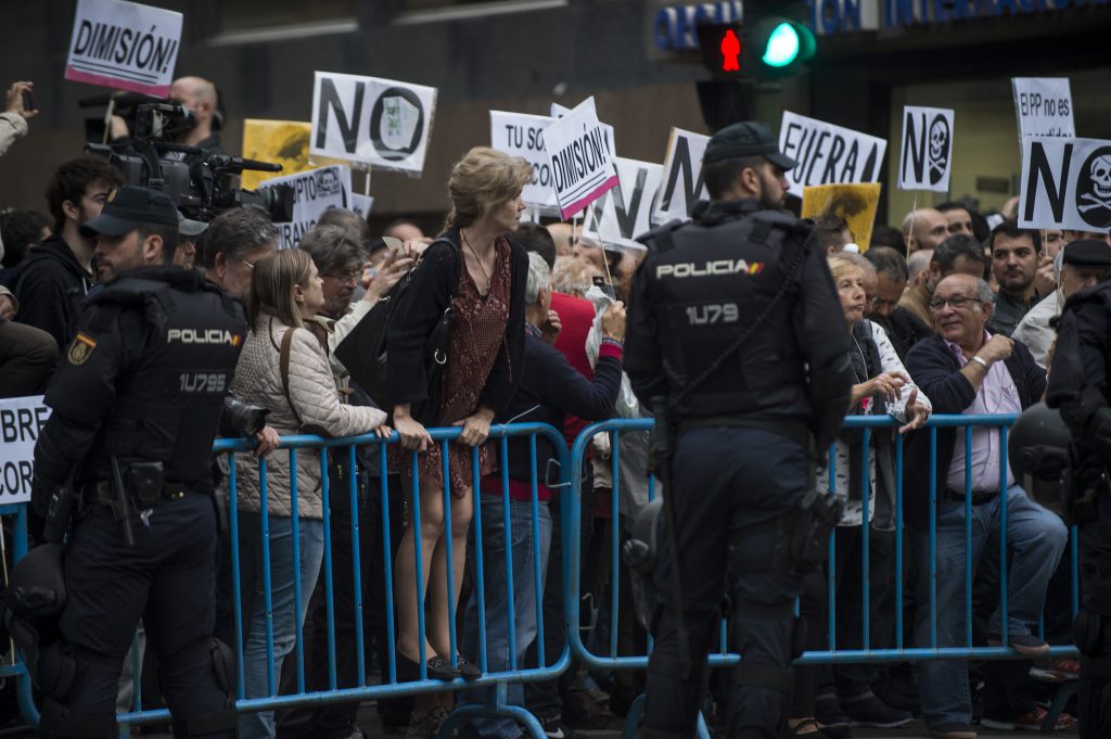 Protestas en Génova a raíz del caso del desfalco del Canal de Isabel II.
