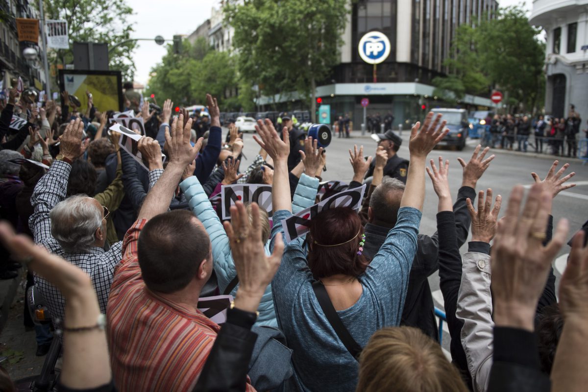 Protestas frente a la sede nacional del PP en Madrid el 25 de abril tras el estallido del Caso del Canal de Isabel II.