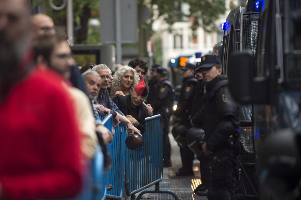 Protestas en Génova a raíz del caso del desfalco del Canal de Isabel II. 