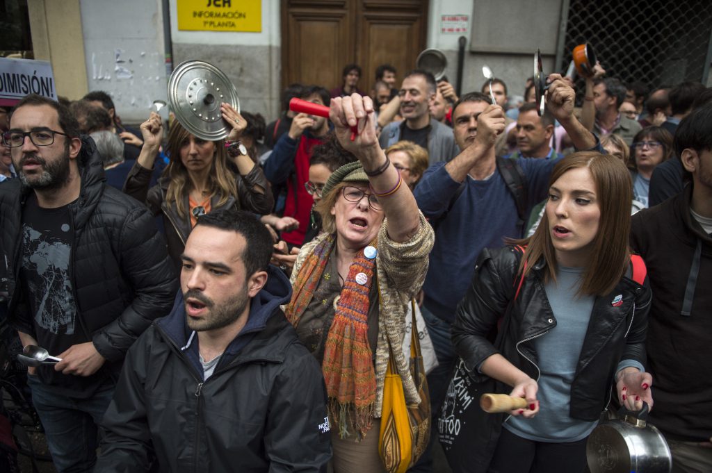 Protestas en Génova a raíz del caso del desfalco del Canal de Isabel II. 