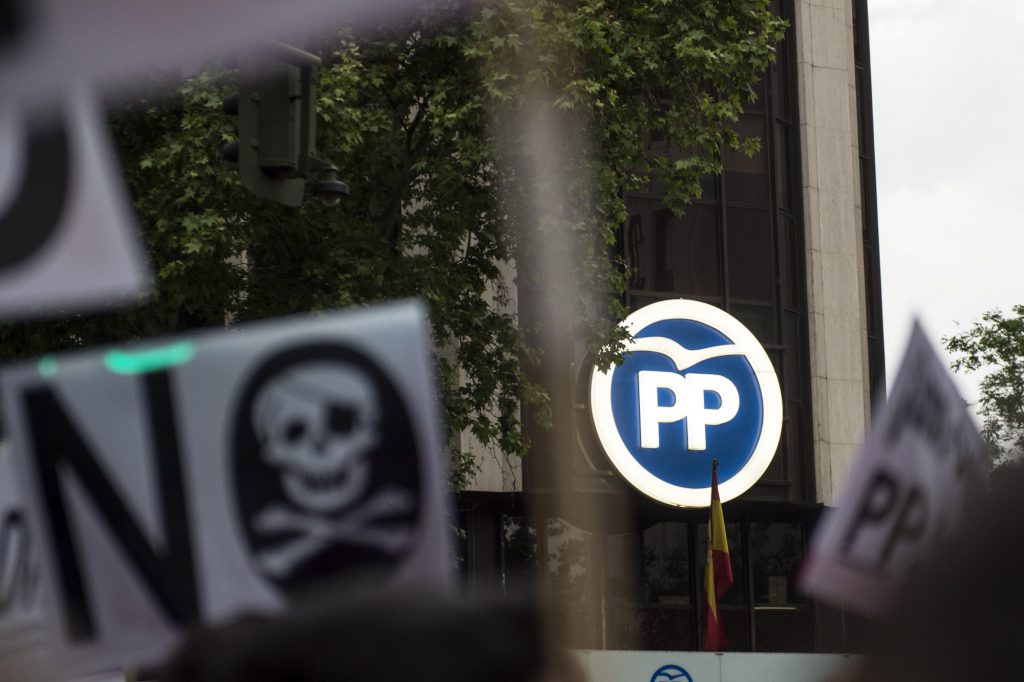 Protestas en Génova a raíz del caso del desfalco del Canal de Isabel II. 