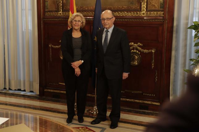 Reunión de Manuela Carmena y Cristóbal Montoro el pasado mes de noviembre. Foto del Ayuntamiento de Madrid.