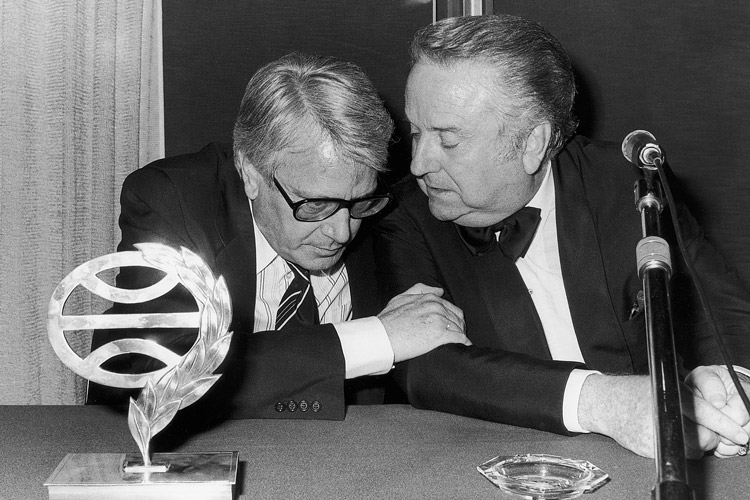 Foto de Planeta. Jorge Semprún, futuro ministro de Cultura, conversa con Lara Hernández, fundador del sello editorial.