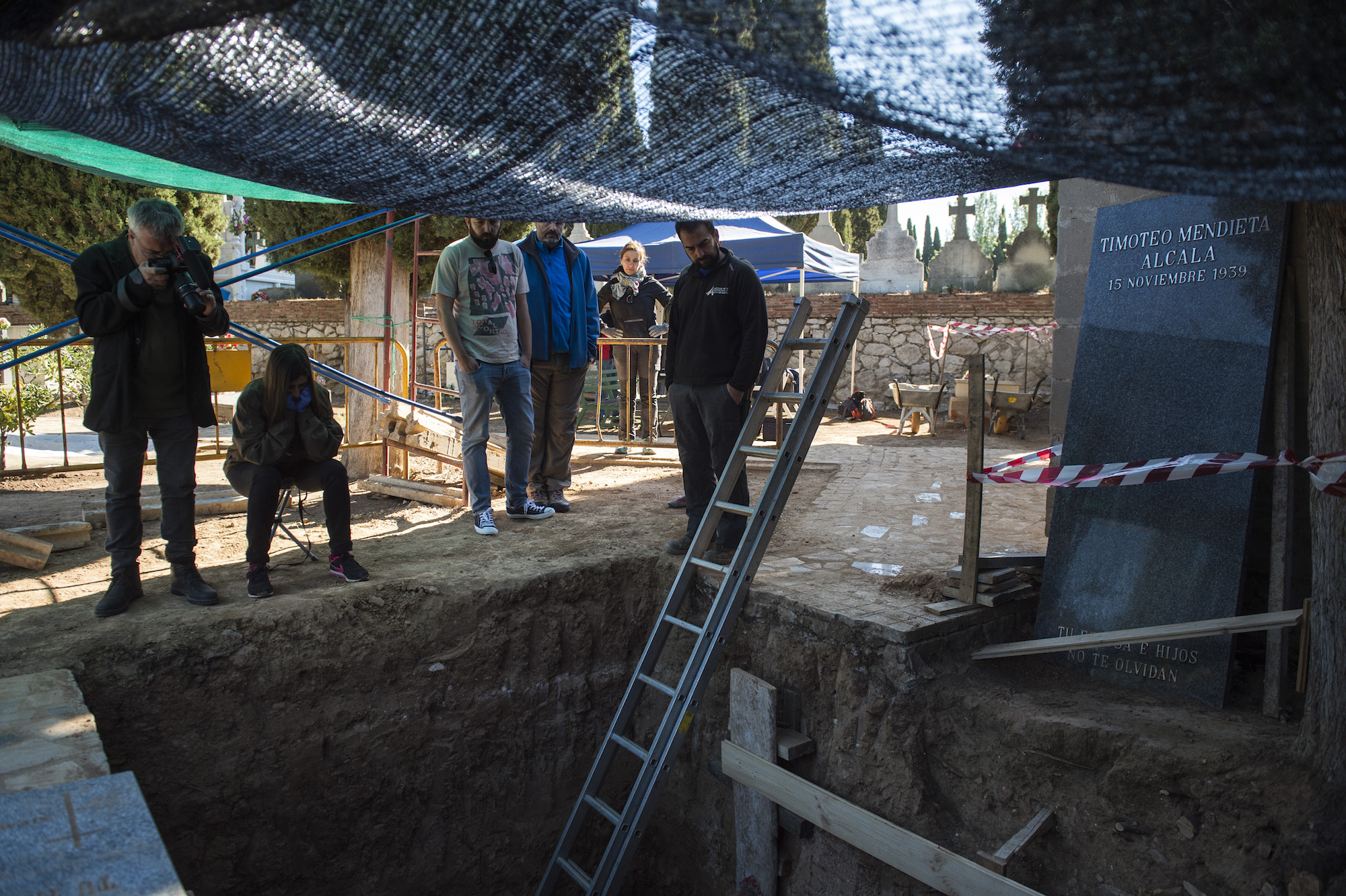 Trabajos de exhumación de los restos de Timoteo Mendieta en el cementero de Guadalajara. Foto: Álvaro Minguito.