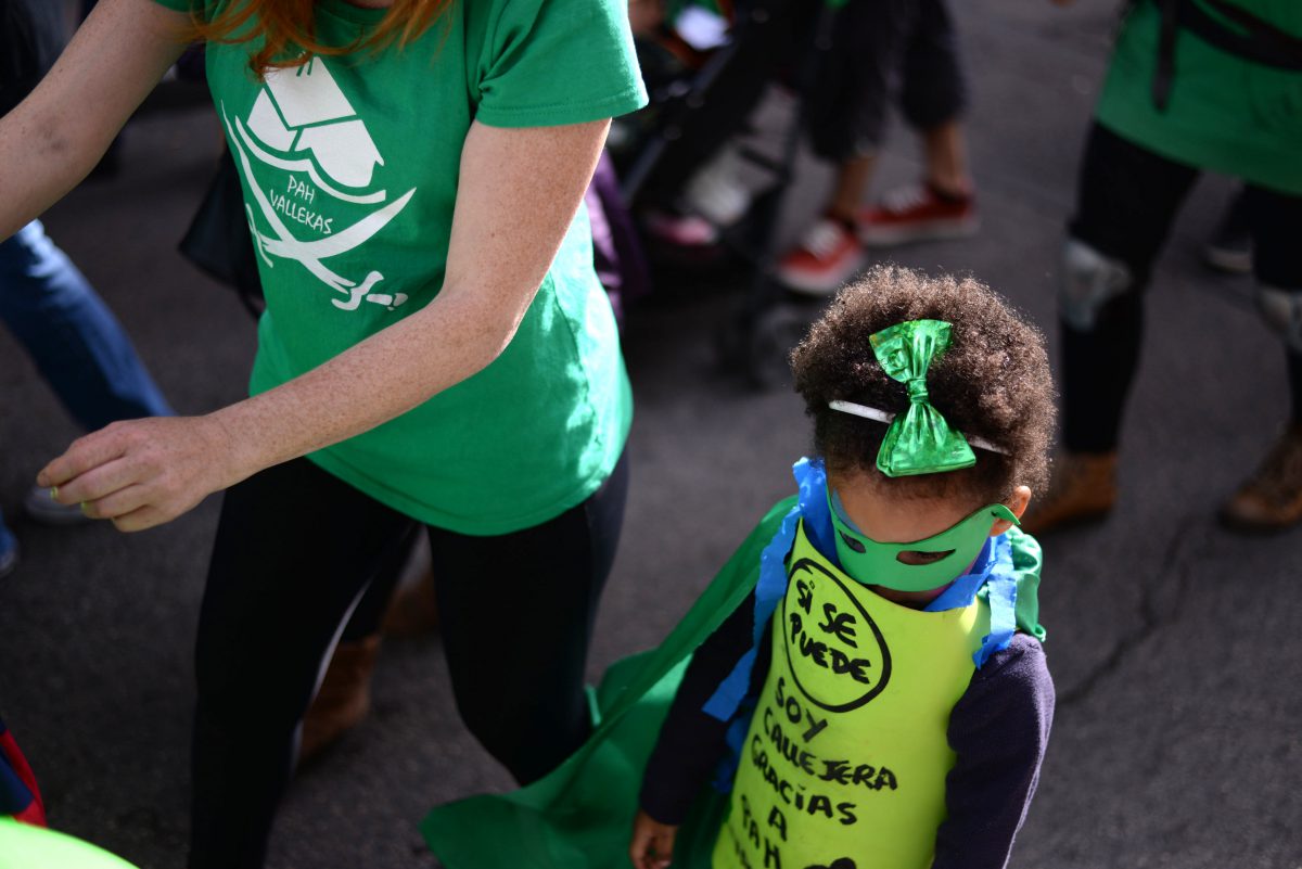 Una niña, durante una manifestación de la PAH de Vallecas.