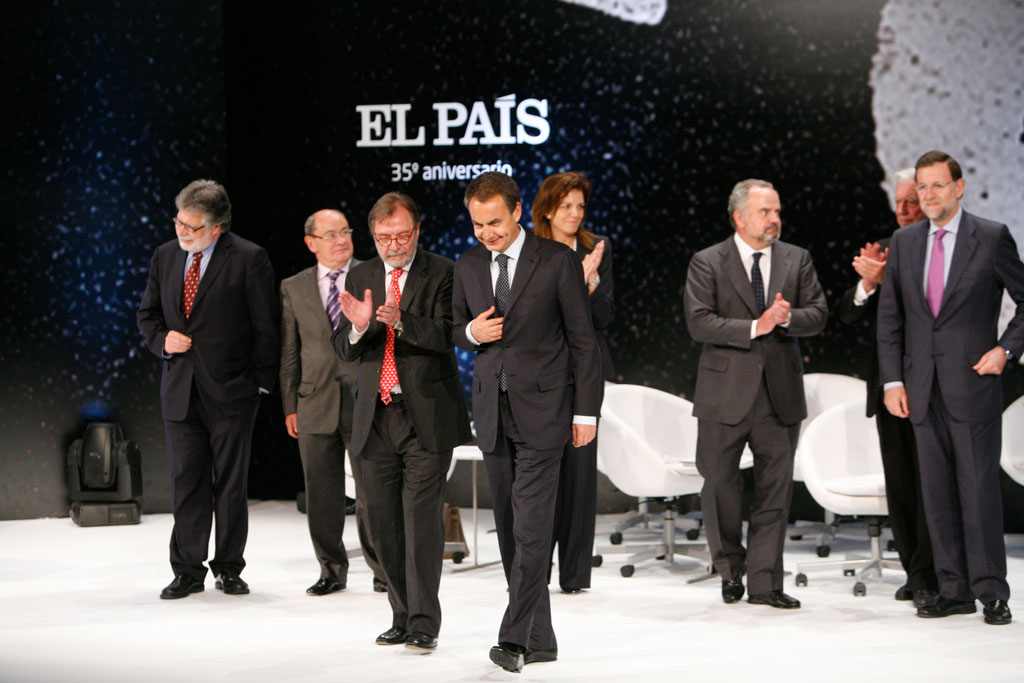 En primer plano, Cebrián y Zapatero, a la derecha, Ignacio Polanco y Mariano Rajoy, durante los fastos del 35 aniversario de El País en 2011.