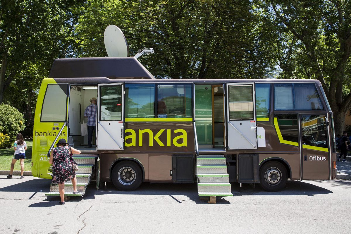 Autobús de Bankia en la Feria del Libro de Madrid. Foto: David Fernández.