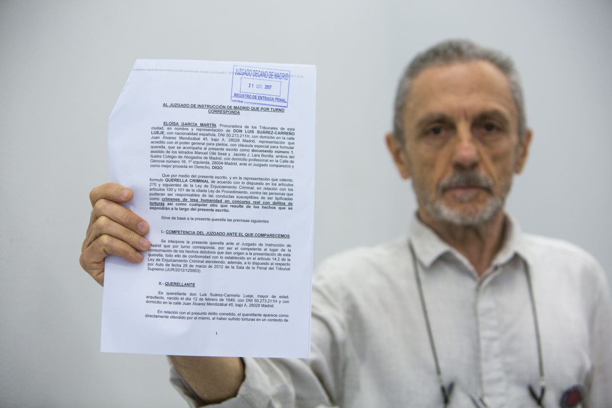 Luis Suárez- Carreño, miembro de La Comuna, muestra su querella por las torturas que sufrió durante el Franquismo. FOTO: David Fernández
