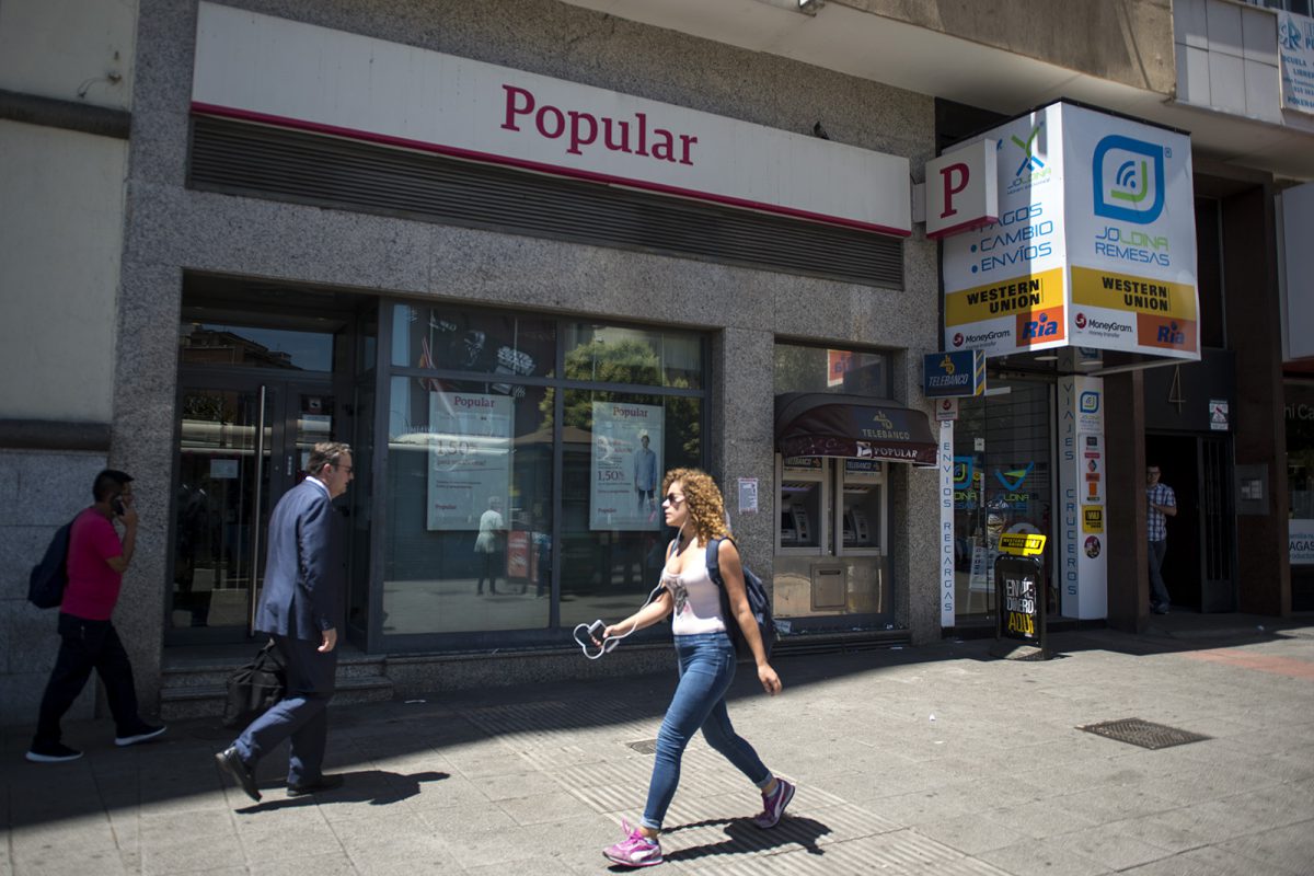 Montoro regala préstamos al Banco Popular que es comprado por el Banco Santander. Foto: Álvaro Minguito