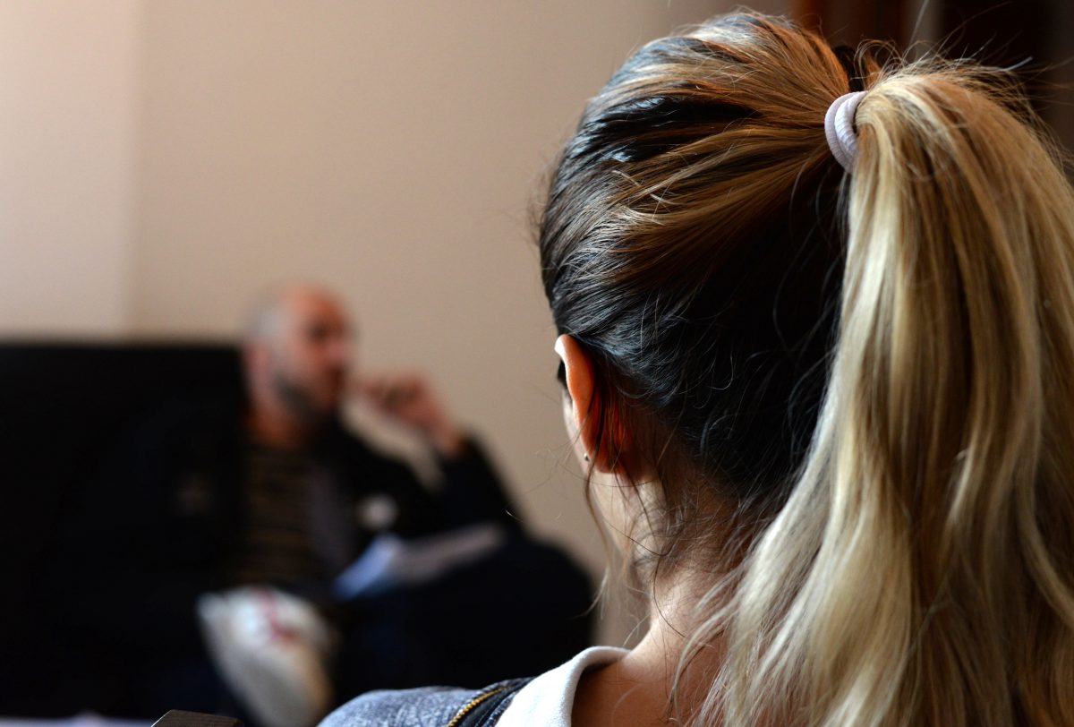 Dara explica su situación de arresto domiciliario durante una visita de la PAH.