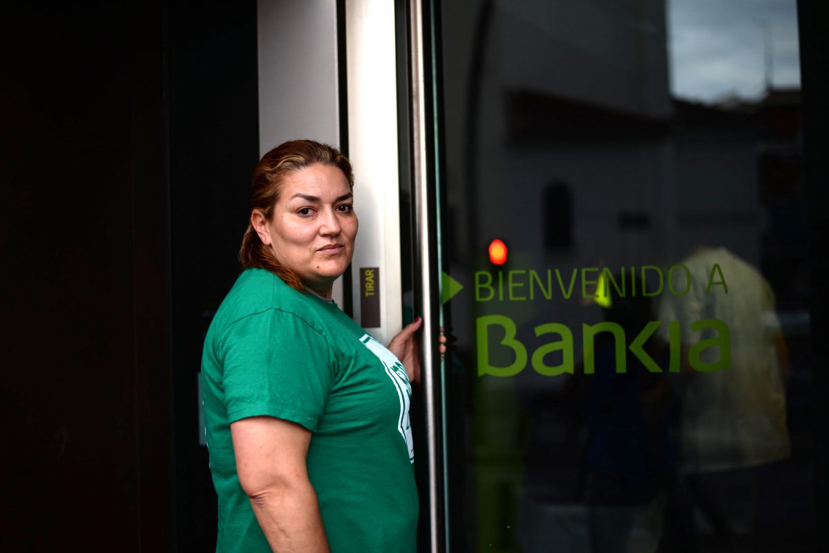 Gloria, desahuciada dos veces, en la puerta del último banco que la desalojó.
