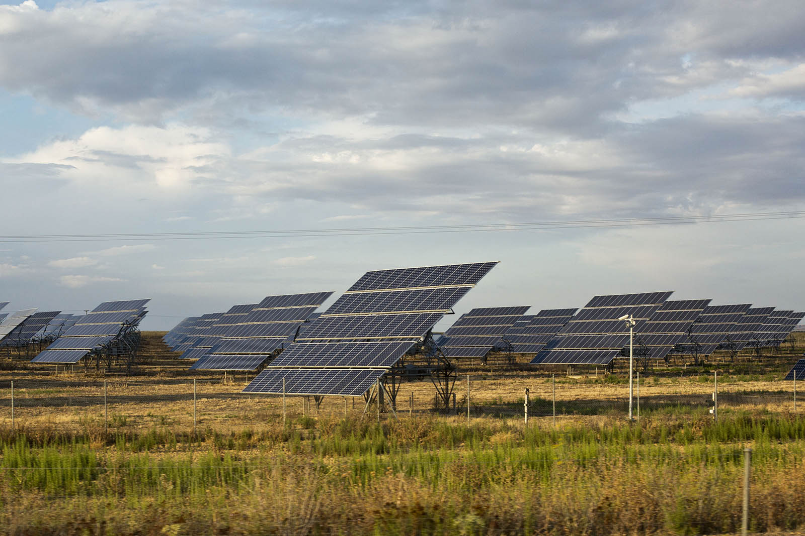 El Gobierno destinará el superávit del sector eléctrico a pagar las sanciones por recortar las renovables