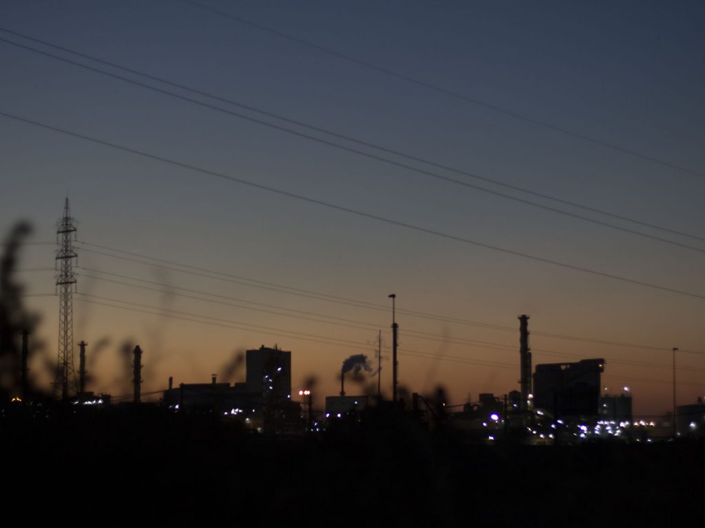 Las industrias del Polo Químico de Huelva derraman se humo sobre la ciudad desde hace 50 años.