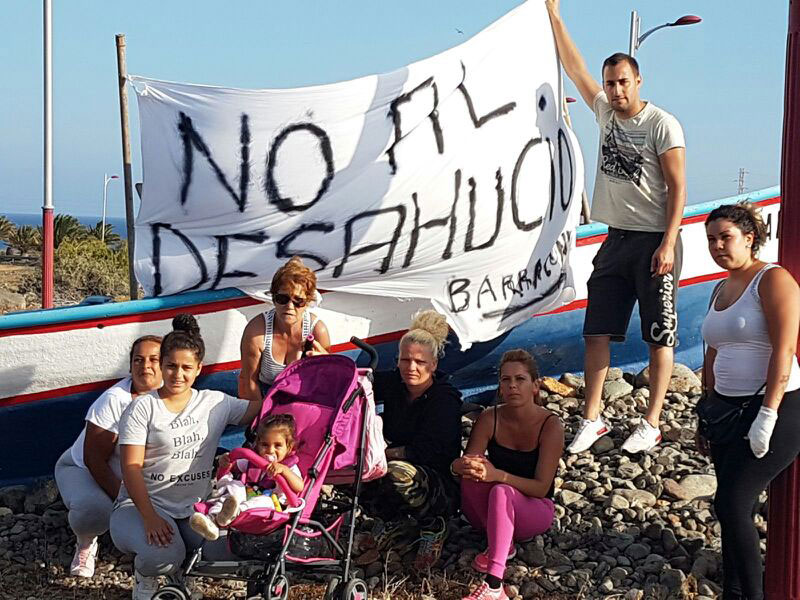 Fotografía de familia de los vecinos de los Barracones de Juan Grande (Gran Canaria).