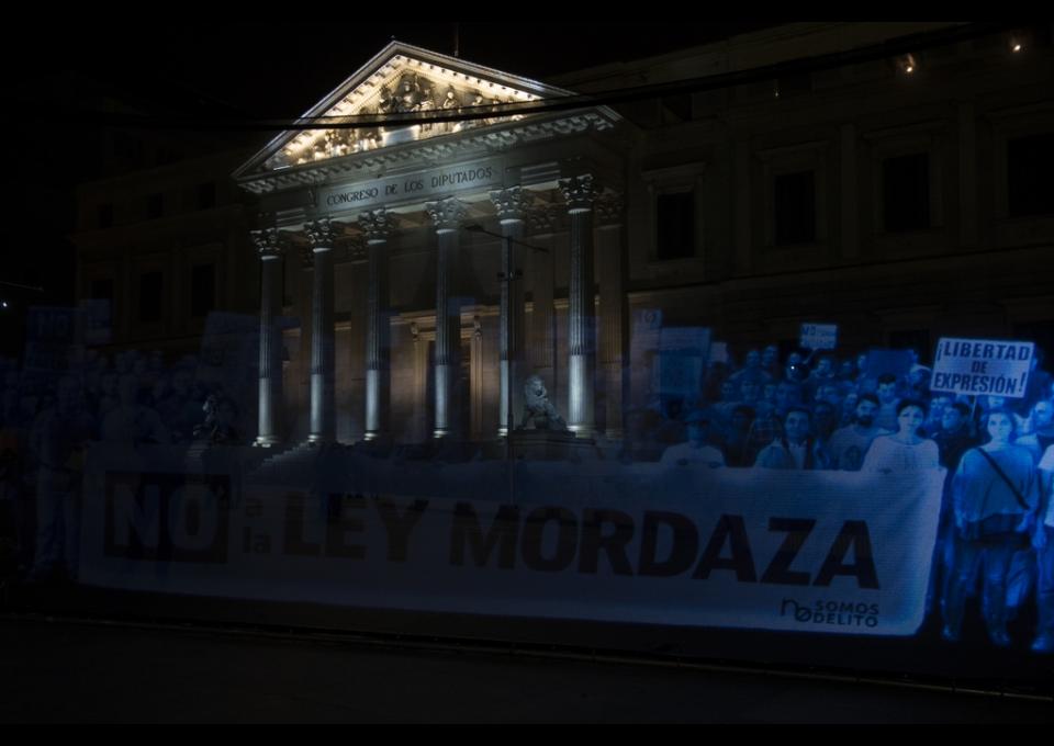 Manifestación de hologramas ante el Congreso convocada el 1 de julio de 2015, ante la entrada en vigor de la reforma de la Ley de Seguridad Ciudadana.