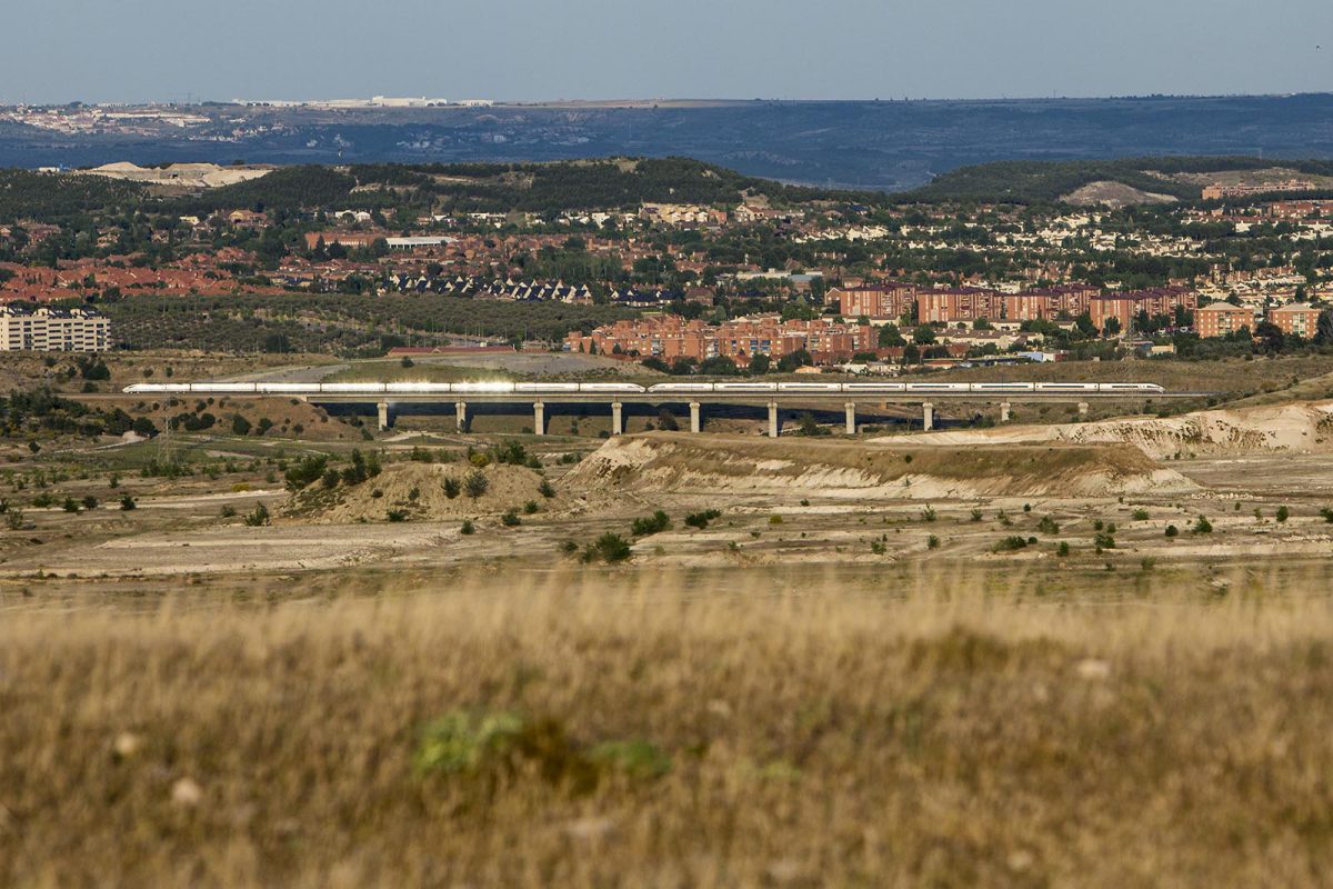 Una AVE,  a su paso por la localidad de Rivas-Vaciamadrid. /David Fernández