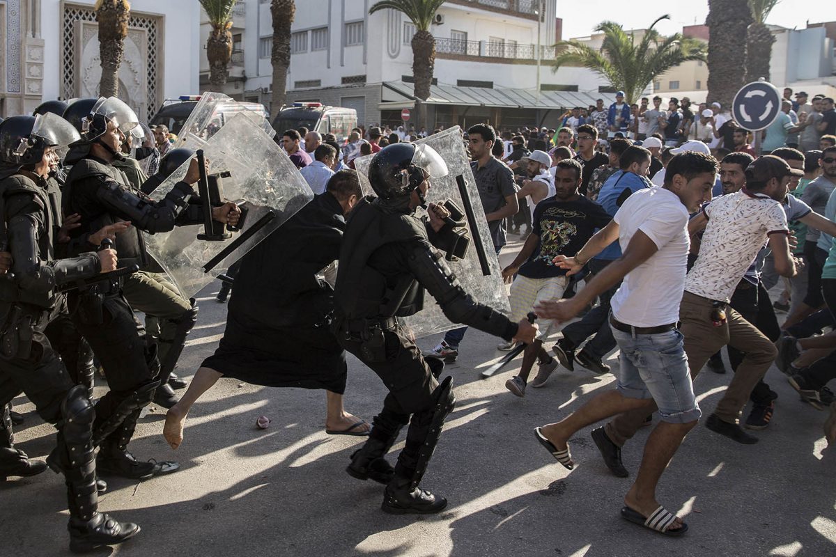 La policía reprime una protestas en Alhucemas. / Olmo Calvo