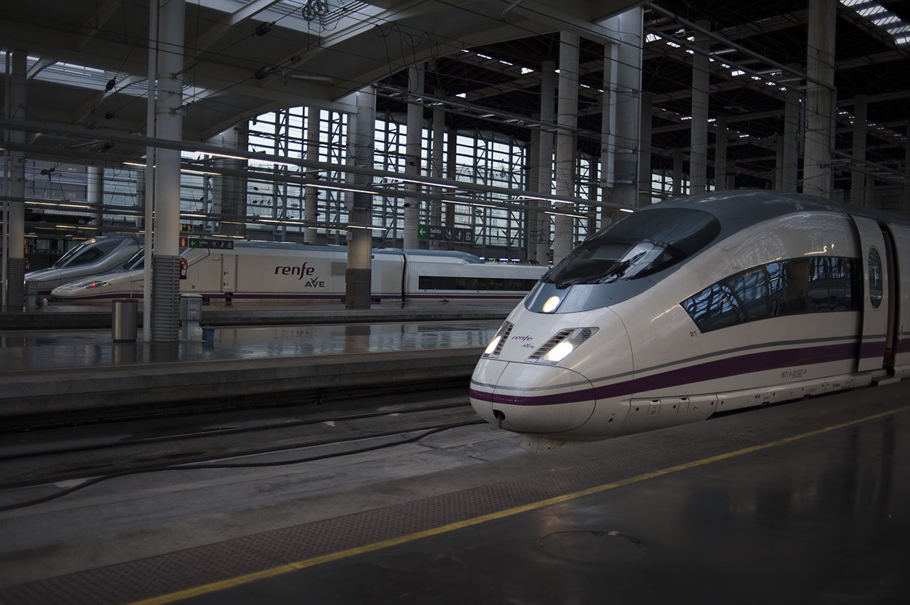 Trenes AVE, en la estación de Atocha, Madrid. / Álvaro Minguito