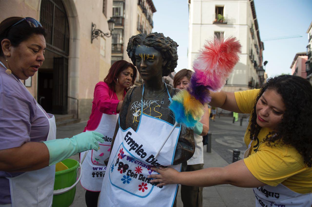 'La Joven Caminando' de la   Plaza de San Ildefonso, con delantal tras la protesta.  / Álvaro  Minguito